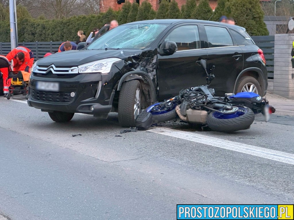 Wypadek na ulicy Oświęcimskiej w Opolu. Doszło tam do zderzenia samochodu z motorem. Jena osoba zabrana do szpitala
