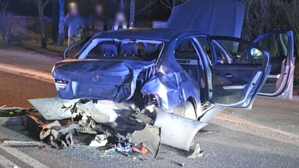 Wypadek samochodowy w miejscowości Kup. Trzy osoby zabrane do szpitala. Uderzenie było tak mocne, że z auta wypadł silnik.