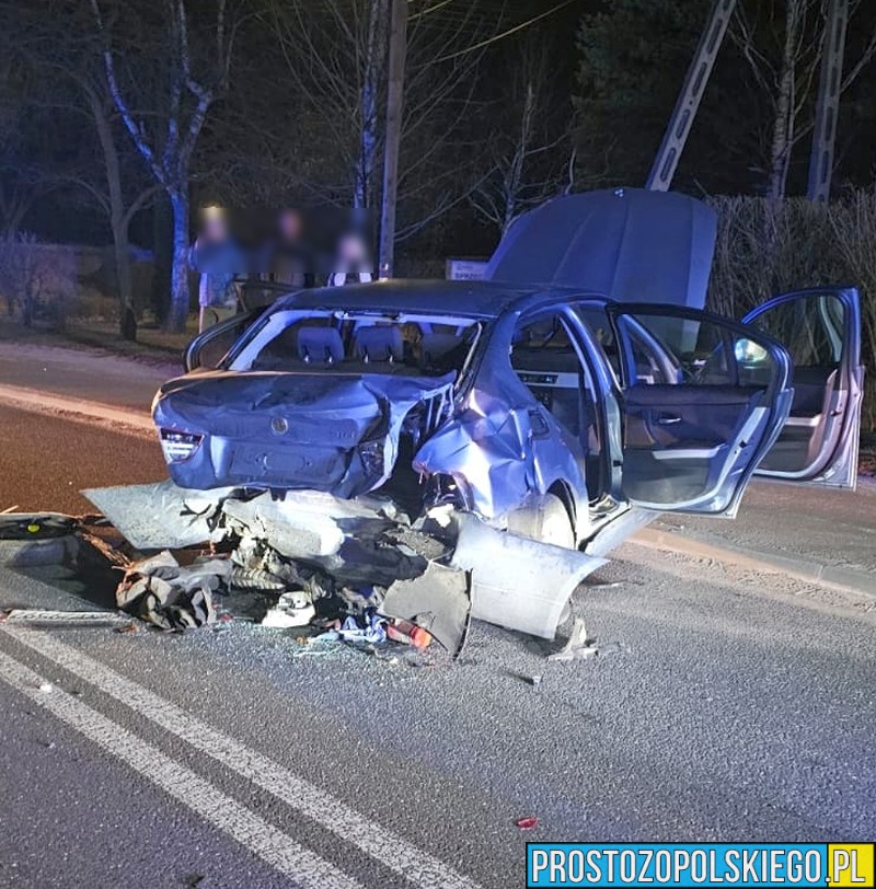 Wypadek samochodowy w miejscowości Kup. Trzy osoby zabrane do szpitala. Uderzenie było tak mocne, że z auta wypadł silnik.