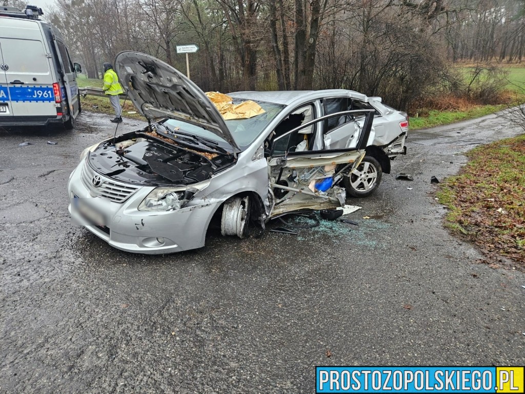 Wypadek z udziałem trzech samochodów na DK45 w Zawadzie pod Opolem. Jeden z samochodów został zmasakrowany. Dwie osoby poszkodowane