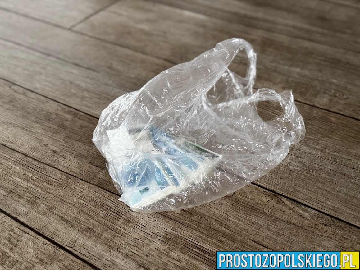 Syn zauważył reklamówkę z pieniędzmi – dzięki temu uchronił matkę przed oszustwem i utratą 50 000