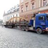 Konstrukcja żółtego mostku ruszyła drogę. Po odnowieniu wróci na swoje miejsce.