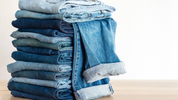 Klasyczne czy slim fit? Jakie jeansy męskie najlepiej podkreślą Twoją sylwetkę?Jak dobrać spodnie, spodnie męskie, rozmiary spodni, rozmiarówka spodni męskich.