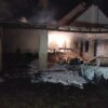 Pożar wiaty garażowej w Malerzowicach Wielkich. Dwa auta uległy całkowitemu spaleniu