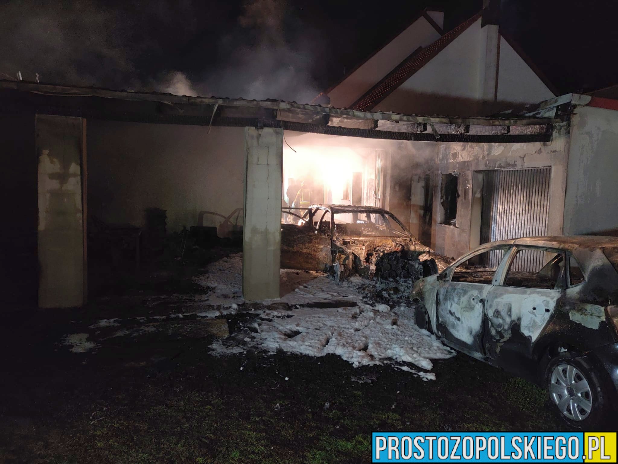 Pożar wiaty garażowej w Malerzowicach Wielkich. Dwa auta uległy całkowitemu spaleniu
