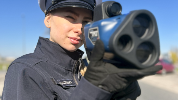 Szkolenie z obsługi ręcznych mierników prędkości dla policjantów w województwie opolskim. Kierowcy noga z gazu