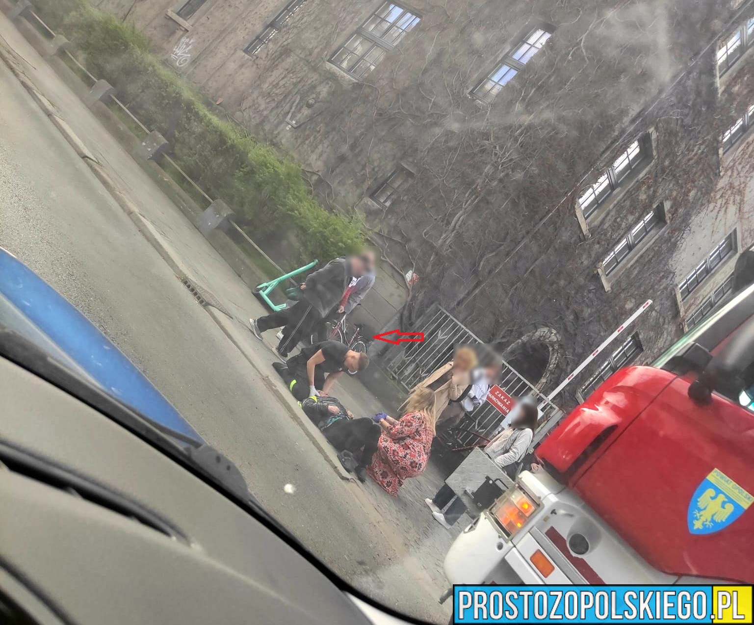 Strażacy jadący do jednostki, najechali na zdarzenie drogowe na którym jadąca rowerem kobieta upadła na ulice