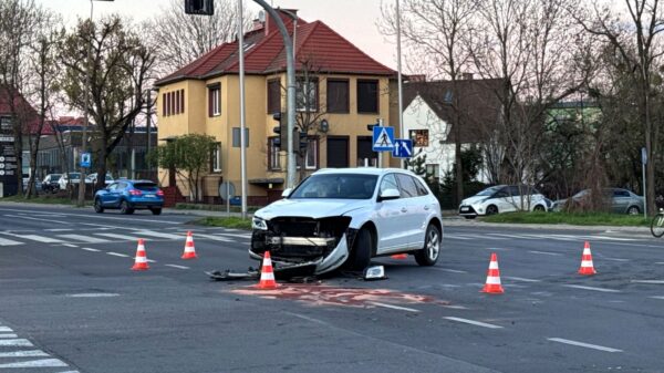 Zderzenie dwóch samochodów osobowych na skrzyżowaniu w Opolu