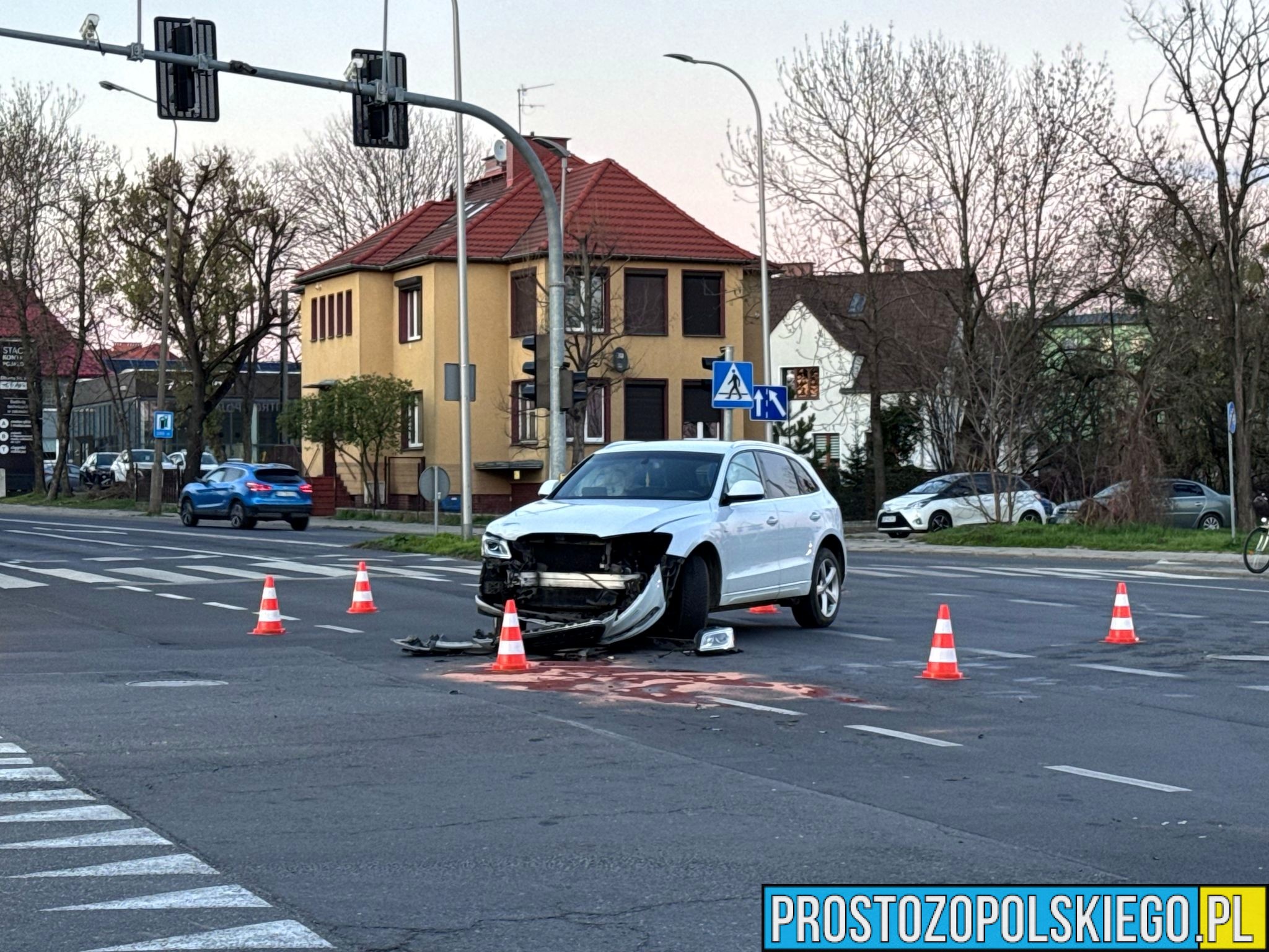 Zderzenie dwóch samochodów osobowych na skrzyżowaniu w Opolu
