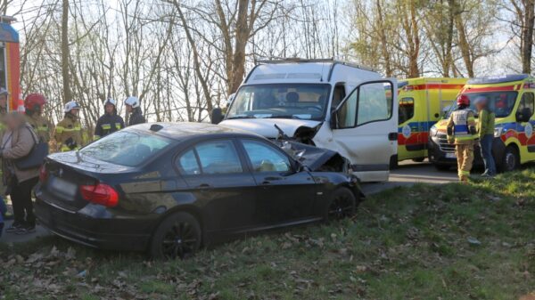 Wypadek na ul. Olimpijskiej w Opolu. Samochód dostawczy zderzył się czołowo z BMW. Dwie osoby zabrane do szpitala