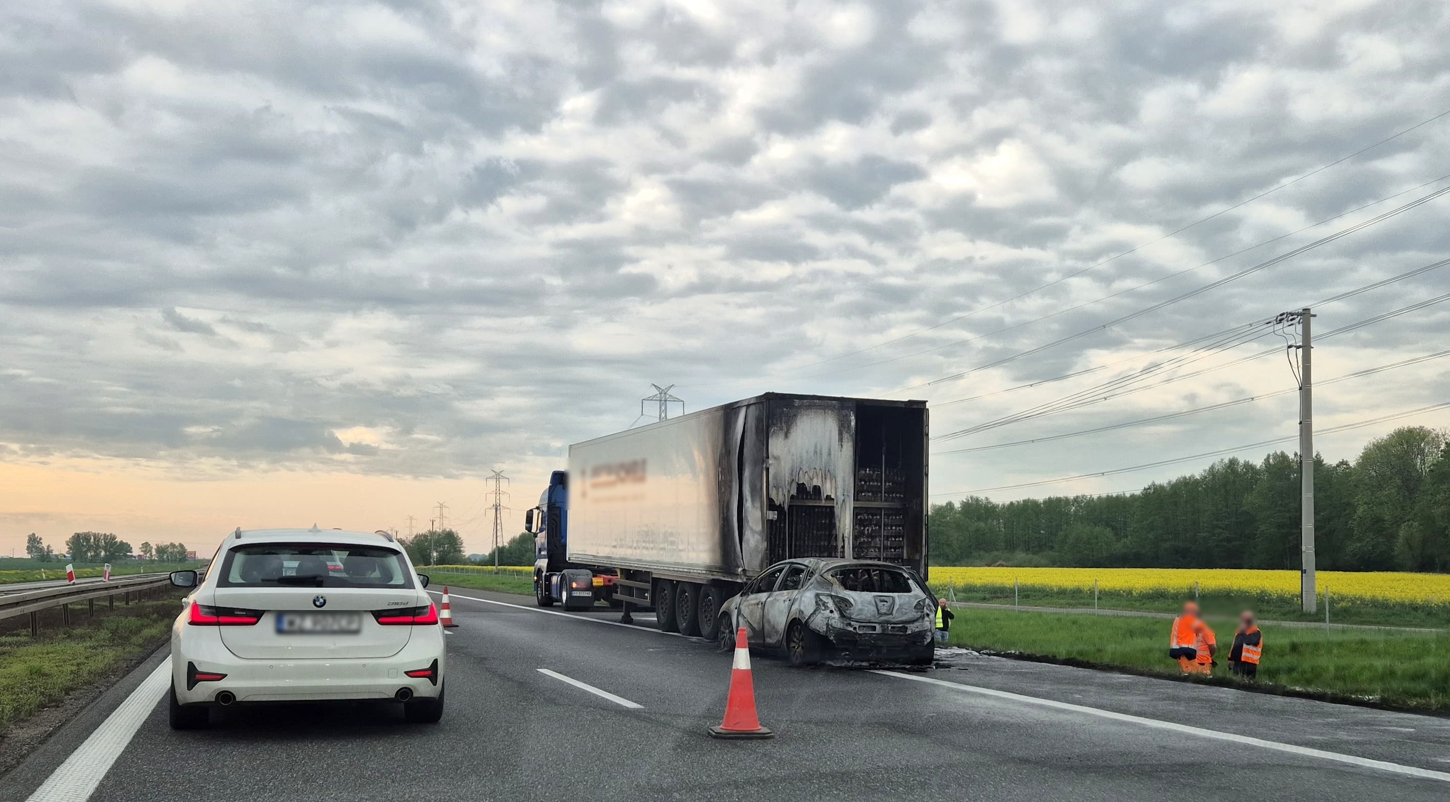 Wypadek na autostradzie A4. Samochód osobowy wbił się w naczepę ciężarówki i doszczętnie spłoną. Jedna osoba trafiła do szpitala
