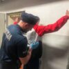 Zamaskowany napastnik groził nożem ekspedientce – 39-latek zatrzymany