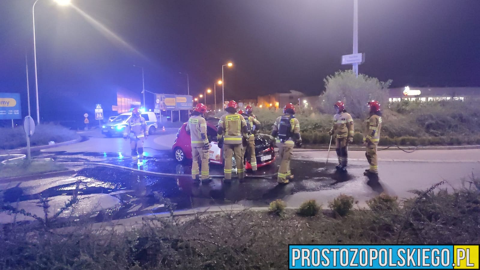 Pożar samochodu, którym jechał dostawca pizzy, na rondzie w Opolu
