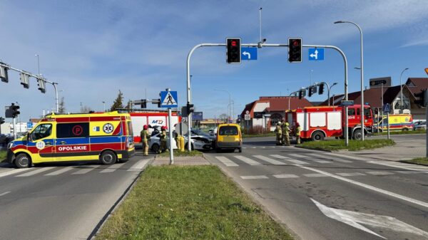 Zderzenie trzech samochodów na skrzyżowaniu ulic Sosnkowskiego,a Horoszkiewicza w Opolu. Jedna osoba została poszkodowana