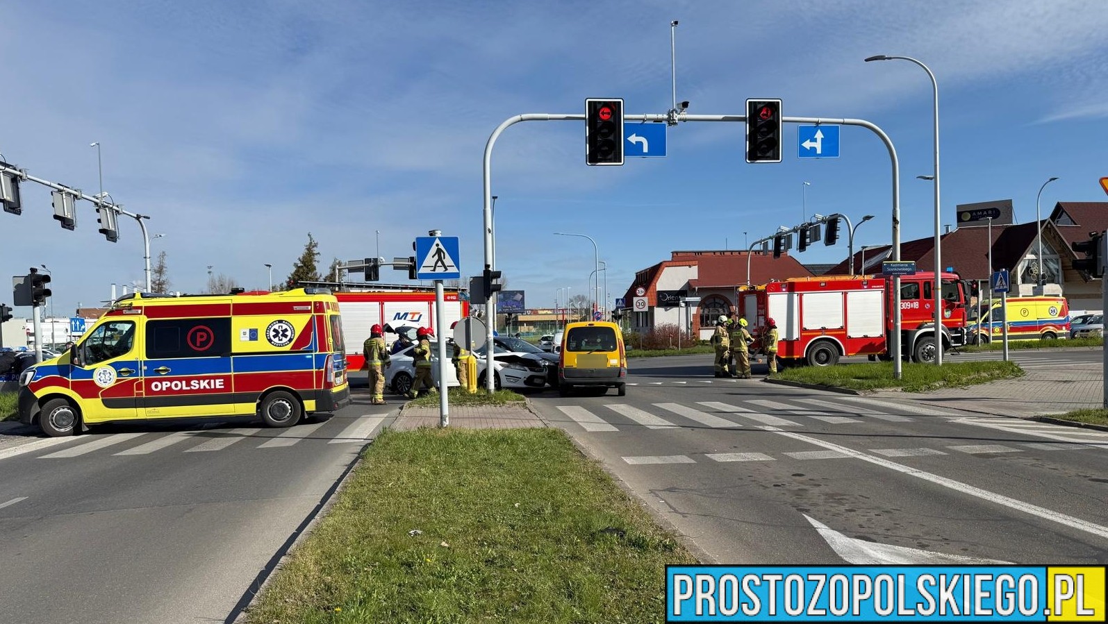 Zderzenie trzech samochodów na skrzyżowaniu ulic Sosnkowskiego,a Horoszkiewicza w Opolu. Jedna osoba została poszkodowana