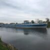 Słynna Harcerska Barka za pomocą pchacza, odpłyneła do stoczni