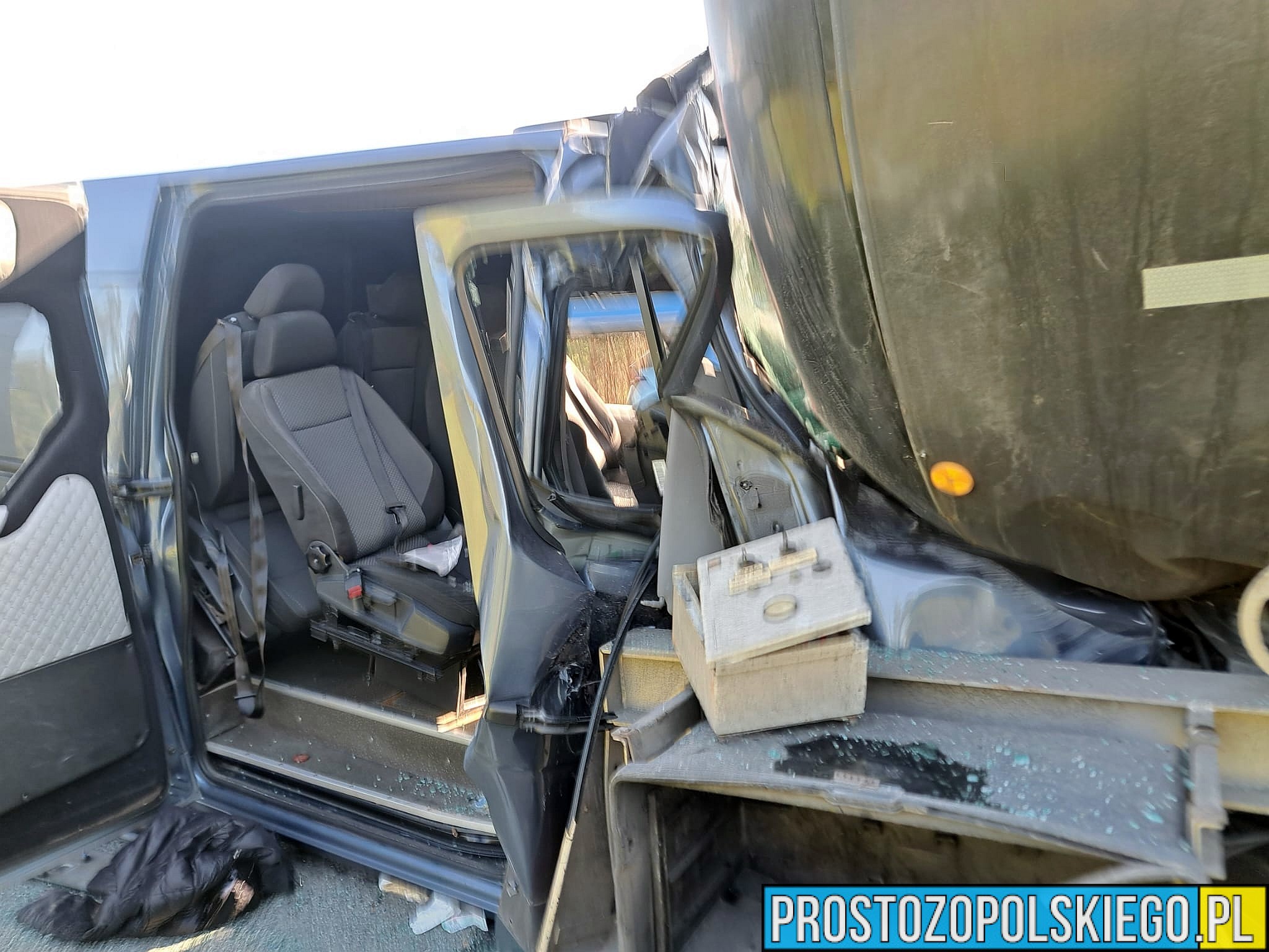 wypadek na autostradzie, poważny wypadek na a4, wypadek z cysterną, zderzenie busa z cysterną, 3 osoby poszkodowane w wypadku,