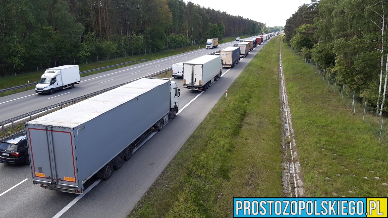 wypadek na autostradzie, poważny wypadek na a4, wypadek z cysterną, zderzenie busa z cysterną, 3 osoby poszkodowane w wypadku,