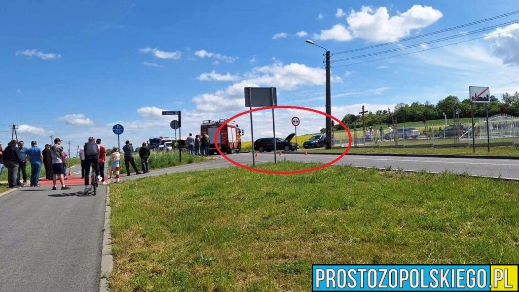 Wypadek z udziałem samochodu i motocykla na DW 409 w Rożniątowie. Na miejscu lądował LPR