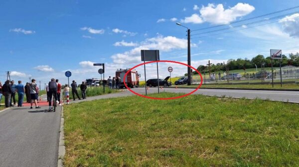 Wypadek z udziałem samochodu i motocykla na DW 409 w Rożniątowie. Na miejscu lądował LPR