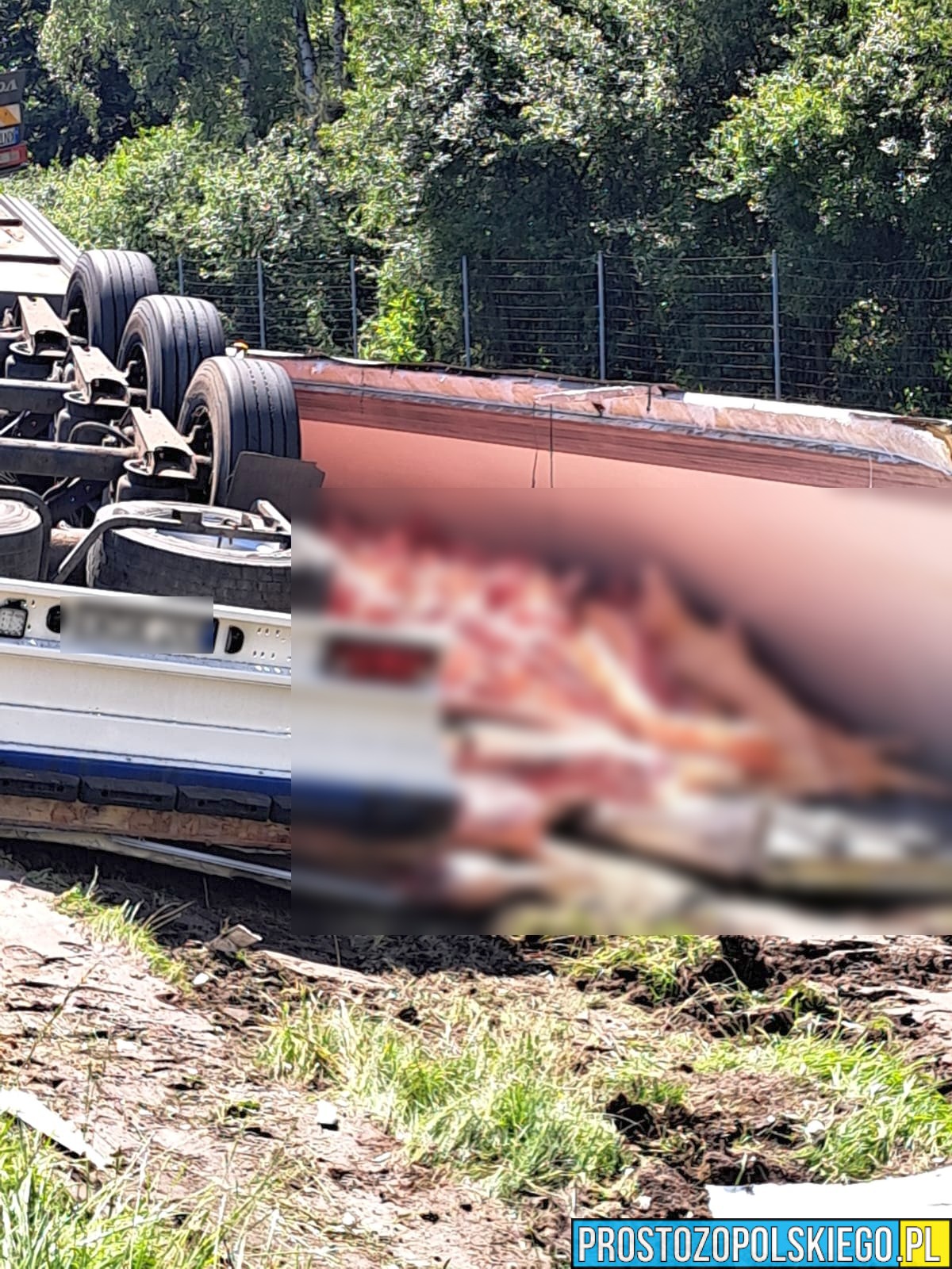 dachowanie ciężarówki, dachowanie na autostradzie, przewrócona ciężarówka z mięsem, dachowanie tirem, wypadek na autostradzie, mięso na autostradzie, wypadek tira na a4, 