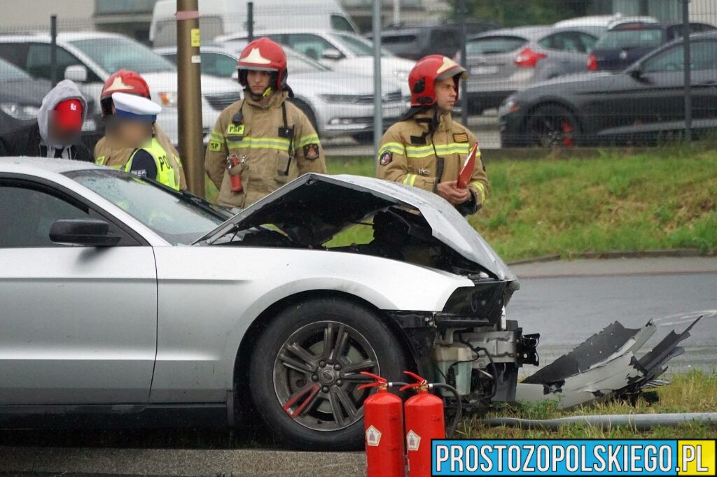 wypadek na witoza w Opolu, mustang rozbity, sprawca zakuty w kajdanki, kierowca w kajdankach, sprawca zatrzymany przez policję, rozbił mustanga, 