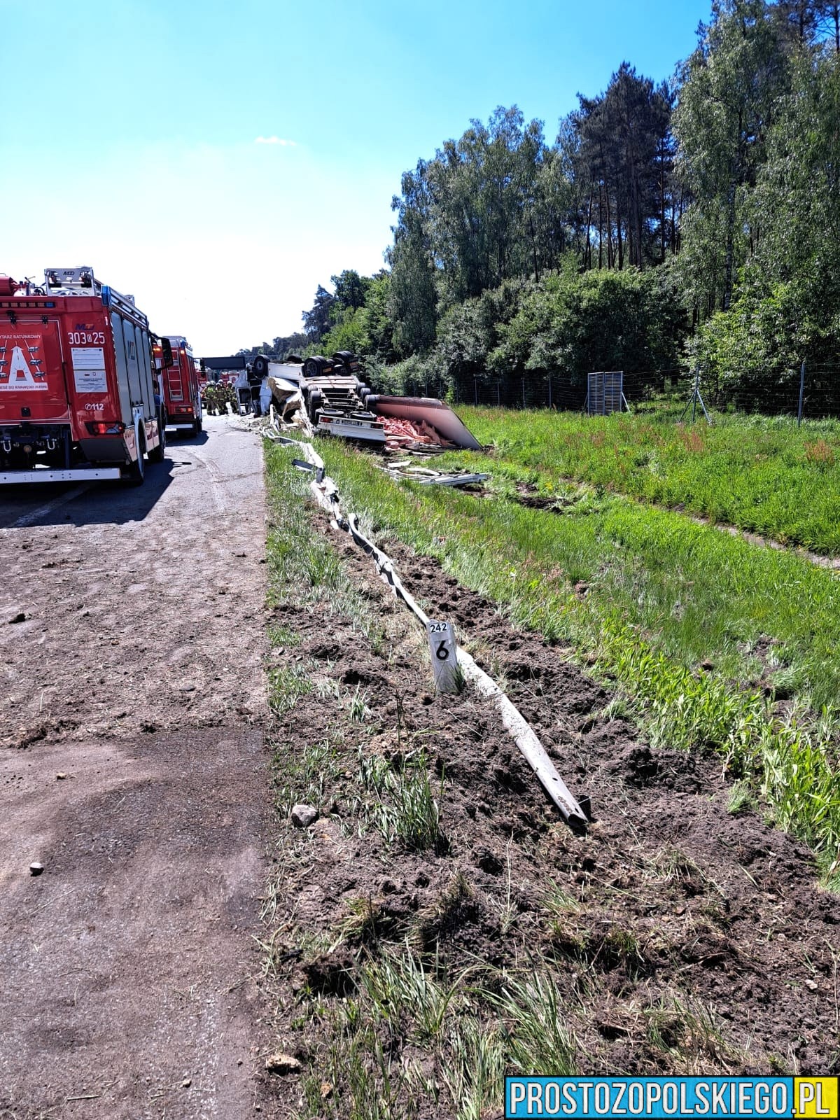 dachowanie ciężarówki, dachowanie na autostradzie, przewrócona ciężarówka z mięsem, dachowanie tirem, wypadek na autostradzie, mięso na autostradzie, wypadek tira na a4, 