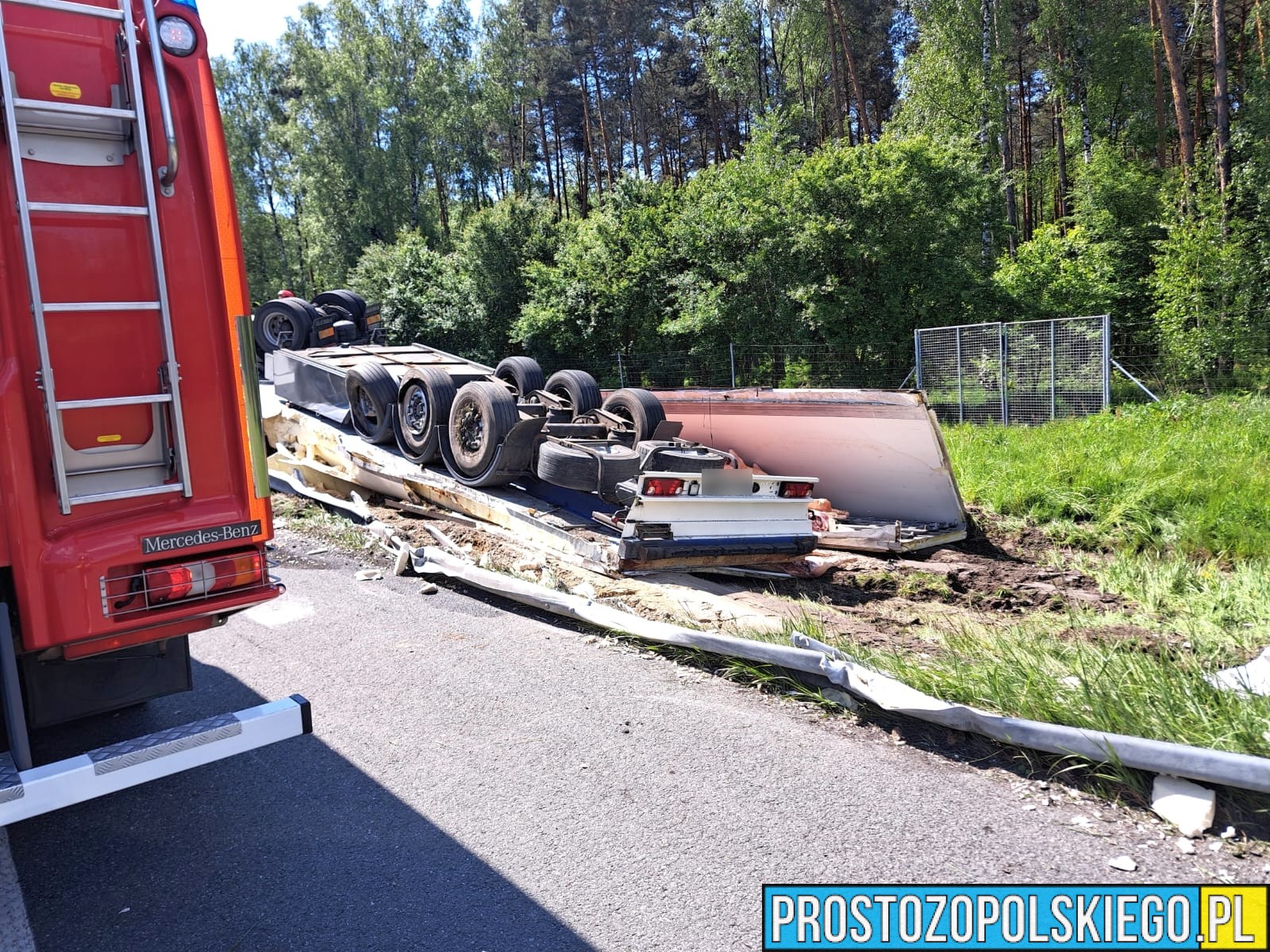 dachowanie ciężarówki, dachowanie na autostradzie, przewrócona ciężarówka z mięsem, dachowanie tirem, wypadek na autostradzie, mięso na autostradzie, wypadek tira na a4, 