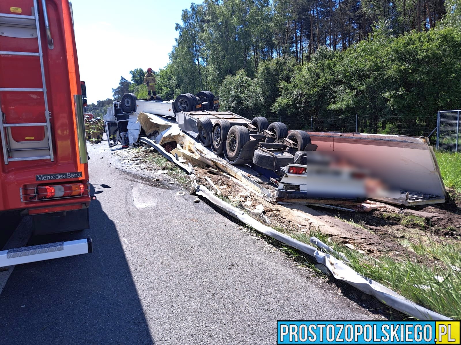 dachowanie ciężarówki, dachowanie na autostradzie, przewrócona ciężarówka z mięsem, dachowanie tirem, wypadek na autostradzie, mięso na autostradzie, wypadek tira na a4, 