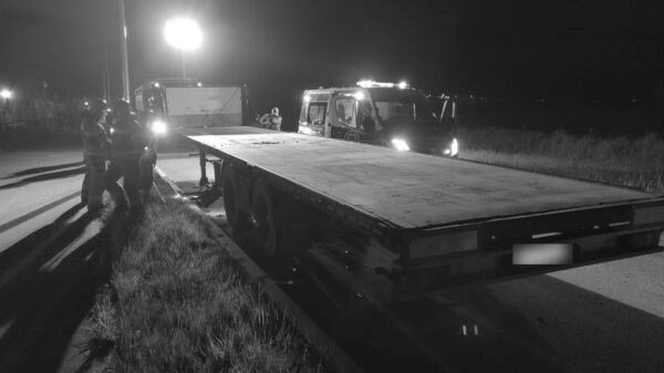 Tragiczny wypadek motocyklisty pod Nysą – 21-latek zginął po zderzeniu z naczepą ciężarówki