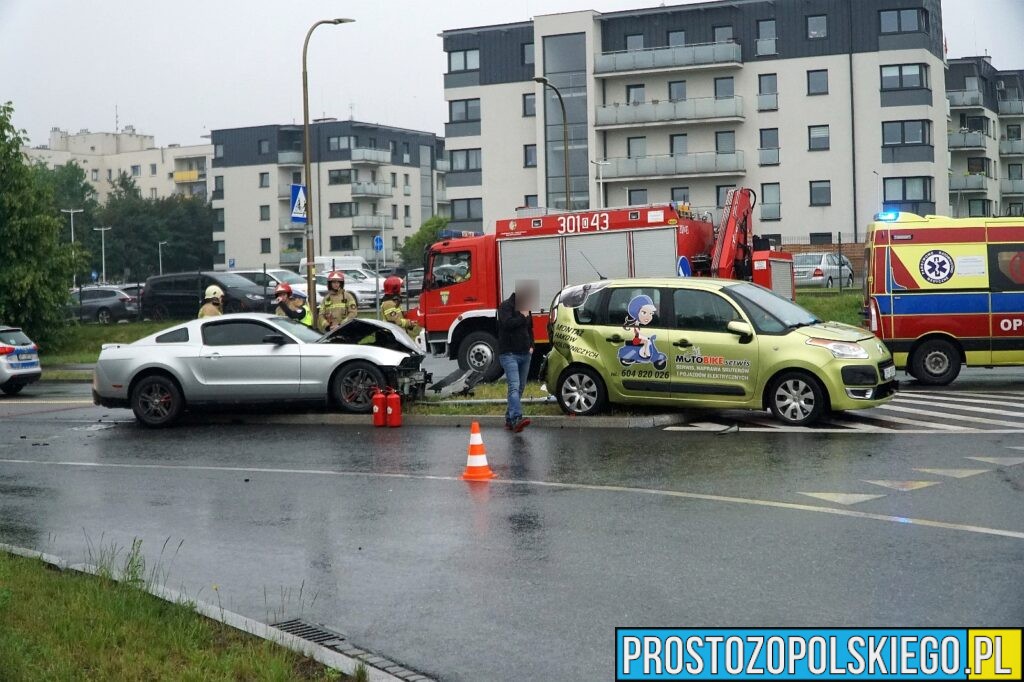 wypadek na witoza w Opolu, mustang rozbity, sprawca zakuty w kajdanki, kierowca w kajdankach, sprawca zatrzymany przez policję, rozbił mustanga, 