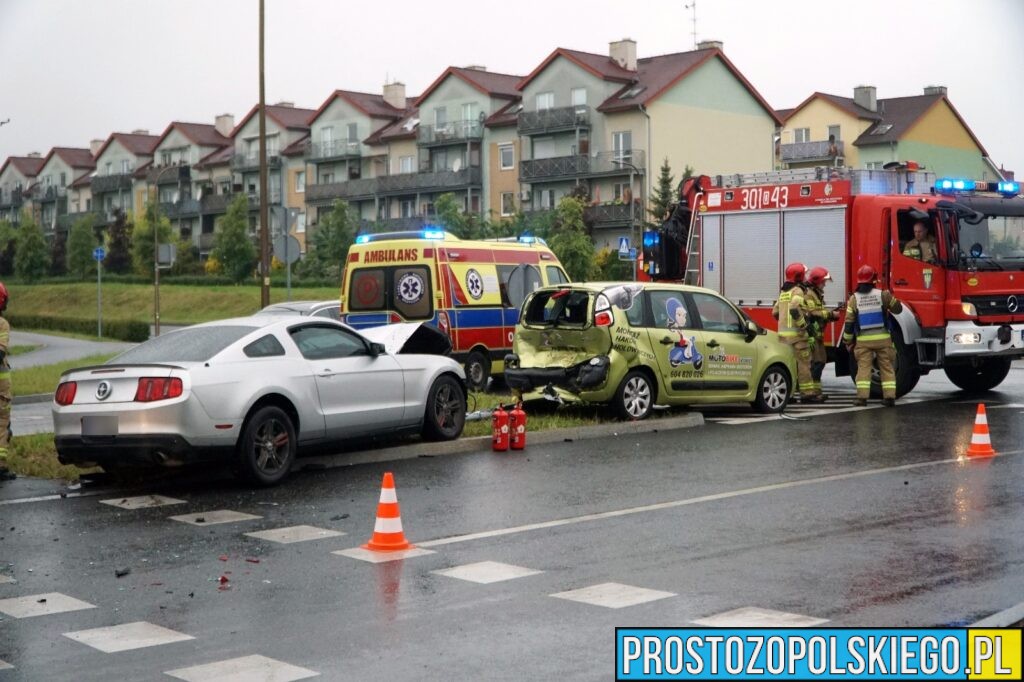 wypadek na witoza w Opolu, mustang rozbity, sprawca zakuty w kajdanki, kierowca w kajdankach, sprawca zatrzymany przez policję, rozbił mustanga, 