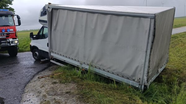Wypadek na trasie Namysłów – Wilków: zderzenie osobówki z dostawczakiem