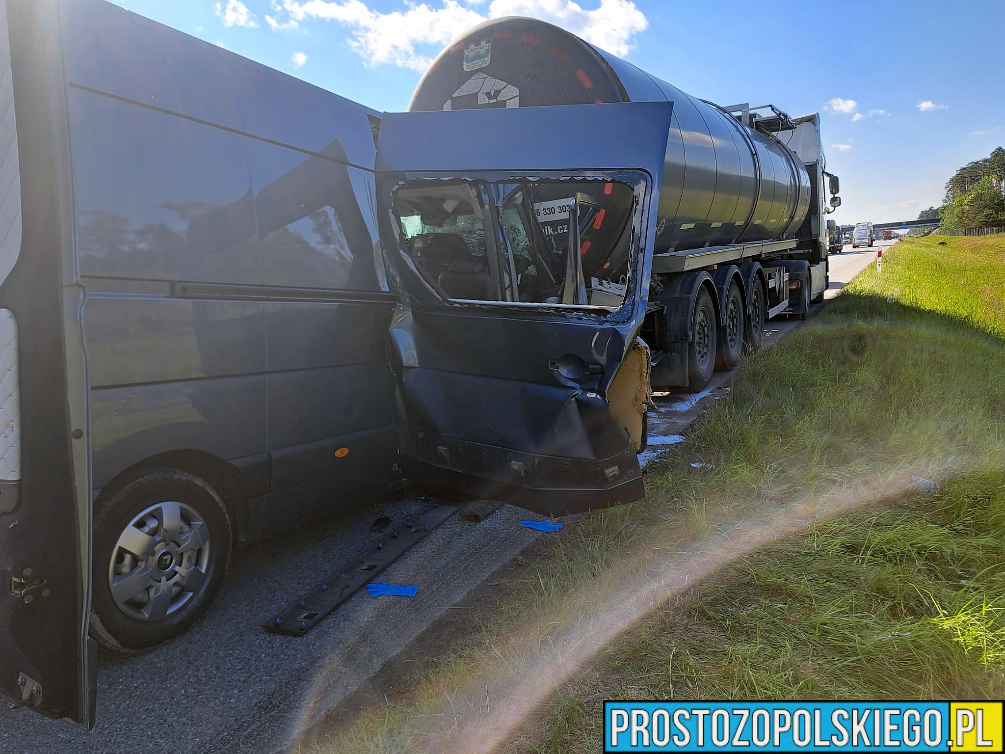 wypadek na autostradzie, poważny wypadek na a4, wypadek z cysterną, zderzenie busa z cysterną, 3 osoby poszkodowane w wypadku,