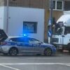60-letni kierujący samochodem ciężarowym wjechał w słup sygnalizacji świetlnej w centrum Opola