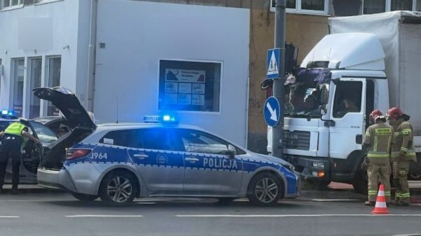 60-letni kierujący samochodem ciężarowym wjechał w słup sygnalizacji świetlnej w centrum Opola