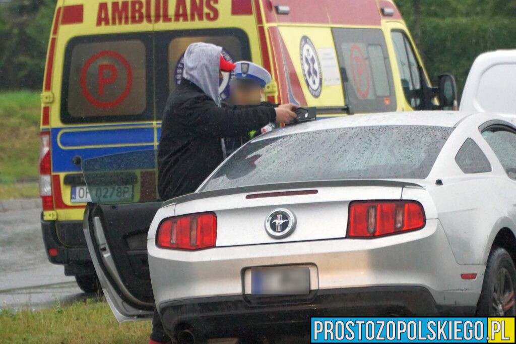 wypadek na witoza w Opolu, mustang rozbity, sprawca zakuty w kajdanki, kierowca w kajdankach, sprawca zatrzymany przez policję, rozbił mustanga, 