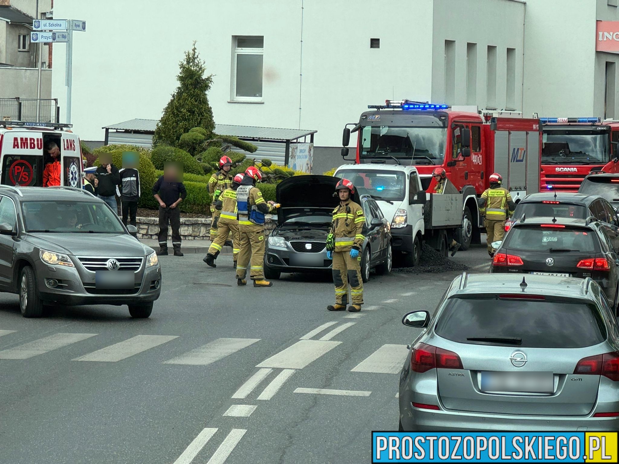 Wypadek na ul.1-go Maja w Krapkowicach. Z dostawczaka wysypał się węgiel