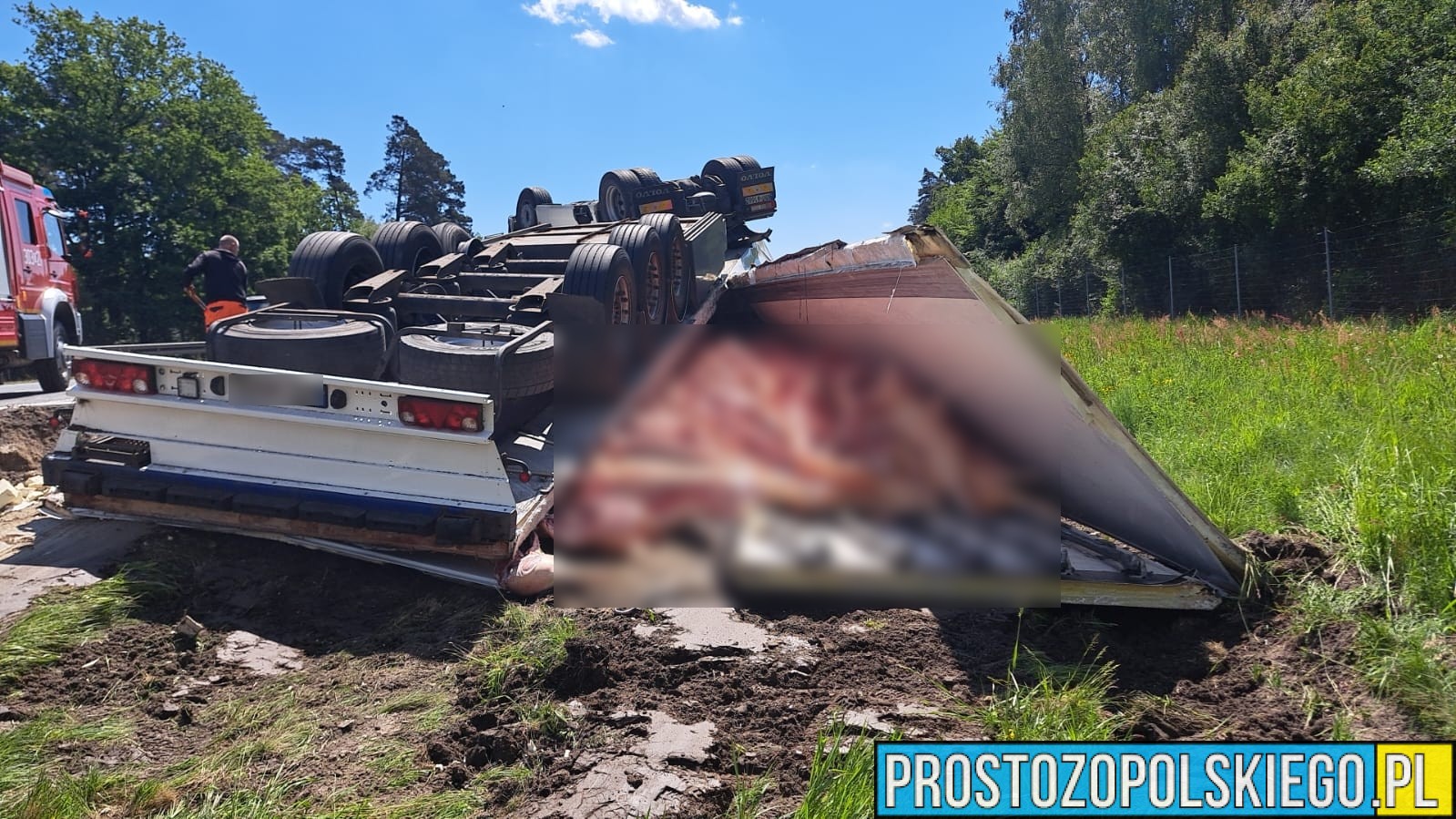 dachowanie ciężarówki, dachowanie na autostradzie, przewrócona ciężarówka z mięsem, dachowanie tirem, wypadek na autostradzie, mięso na autostradzie, wypadek tira na a4, 
