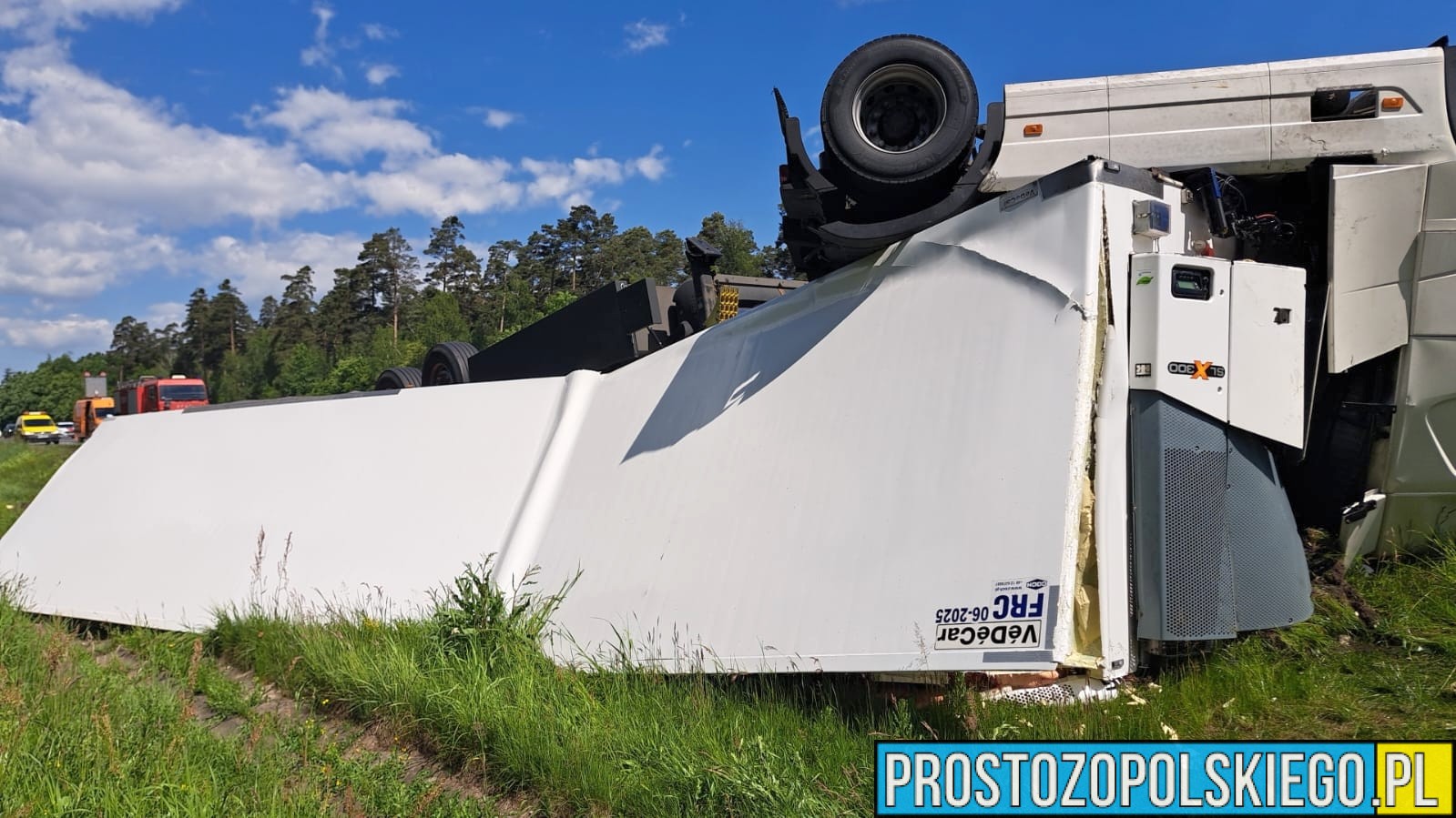 dachowanie ciężarówki, dachowanie na autostradzie, przewrócona ciężarówka z mięsem, dachowanie tirem, wypadek na autostradzie, mięso na autostradzie, wypadek tira na a4, 