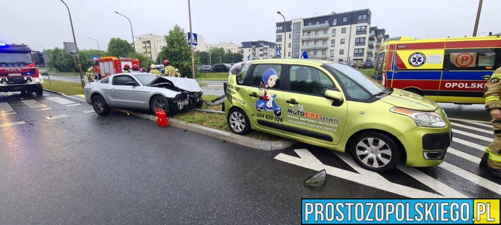 wypadek na witoza w Opolu, mustang rozbity, sprawca zakuty w kajdanki, kierowca w kajdankach, sprawca zatrzymany przez policję, rozbił mustanga, 