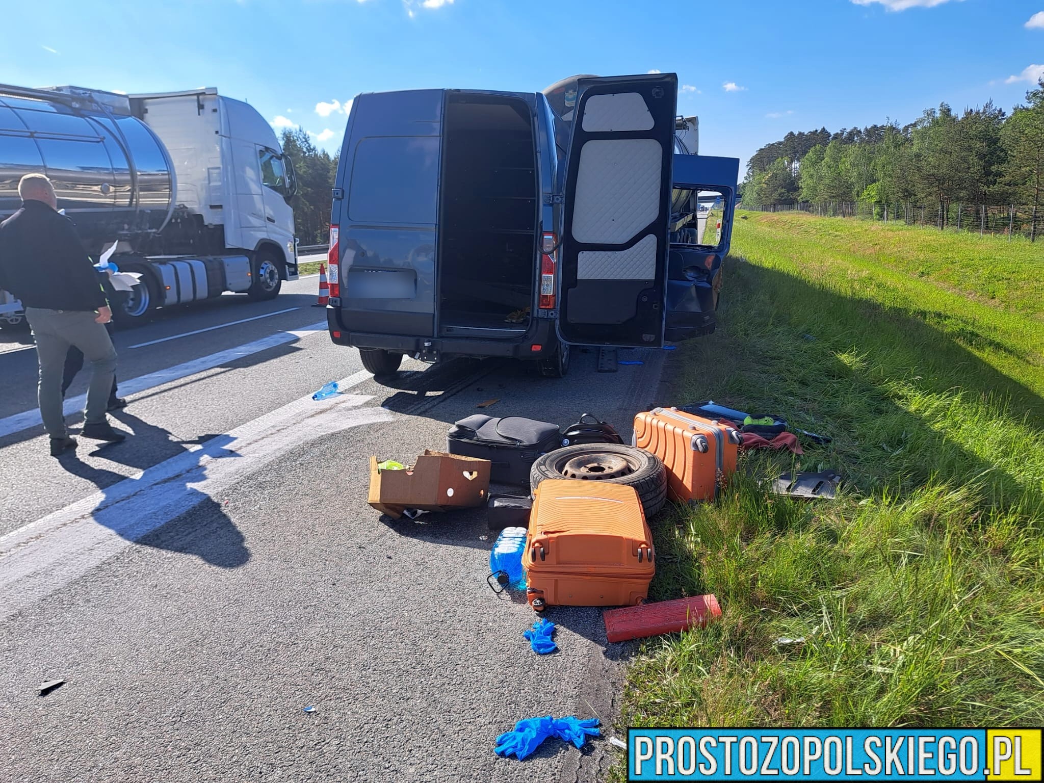 wypadek na autostradzie, poważny wypadek na a4, wypadek z cysterną, zderzenie busa z cysterną, 3 osoby poszkodowane w wypadku,