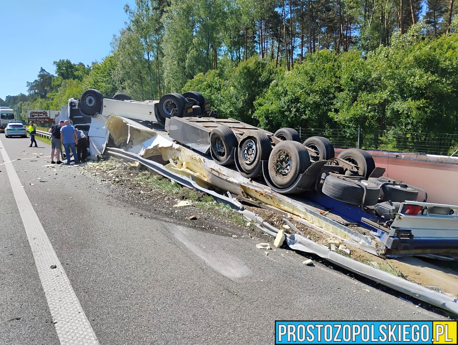 Dachowanie chłodni z mięsem na A4. Droga nieprzejezdnadachowanie ciężarówki, dachowanie na autostradzie, przewrócona ciężarówka z mięsem, dachowanie tirem, wypadek na autostradzie, mięso na autostradzie, wypadek tira na a4, 