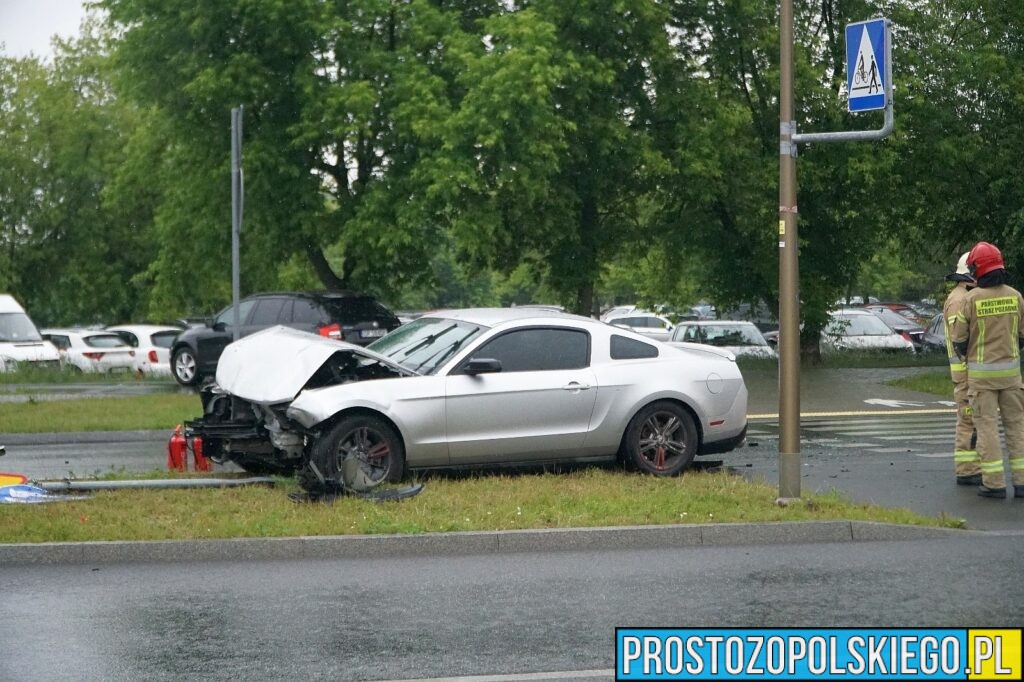 wypadek na witoza w Opolu, mustang rozbity, sprawca zakuty w kajdanki, kierowca w kajdankach, sprawca zatrzymany przez policję, rozbił mustanga, 