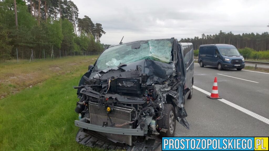Wypadek na autostradzie A4 na 232km kierunek Wrocław. Bus wjechał w naczepę ciężarówki. Jedna osoba została ranna