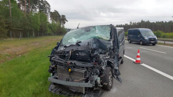 Wypadek na autostradzie A4 na 232km kierunek Wrocław. Bus wjechał w naczepę ciężarówki. Jedna osoba została ranna