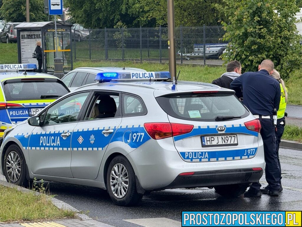 wypadek na witoza w Opolu, mustang rozbity, sprawca zakuty w kajdanki, kierowca w kajdankach, sprawca zatrzymany przez policję, rozbił mustanga, 