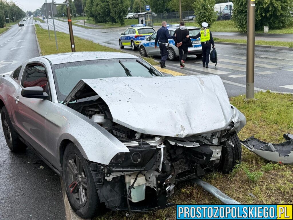 wypadek na witoza w Opolu, mustang rozbity, sprawca zakuty w kajdanki, kierowca w kajdankach, sprawca zatrzymany przez policję, rozbił mustanga, 