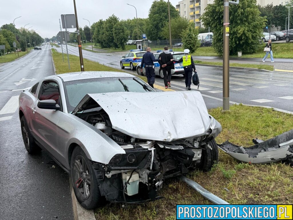 wypadek na witoza w Opolu, mustang rozbity, sprawca zakuty w kajdanki, kierowca w kajdankach, sprawca zatrzymany przez policję, rozbił mustanga, 