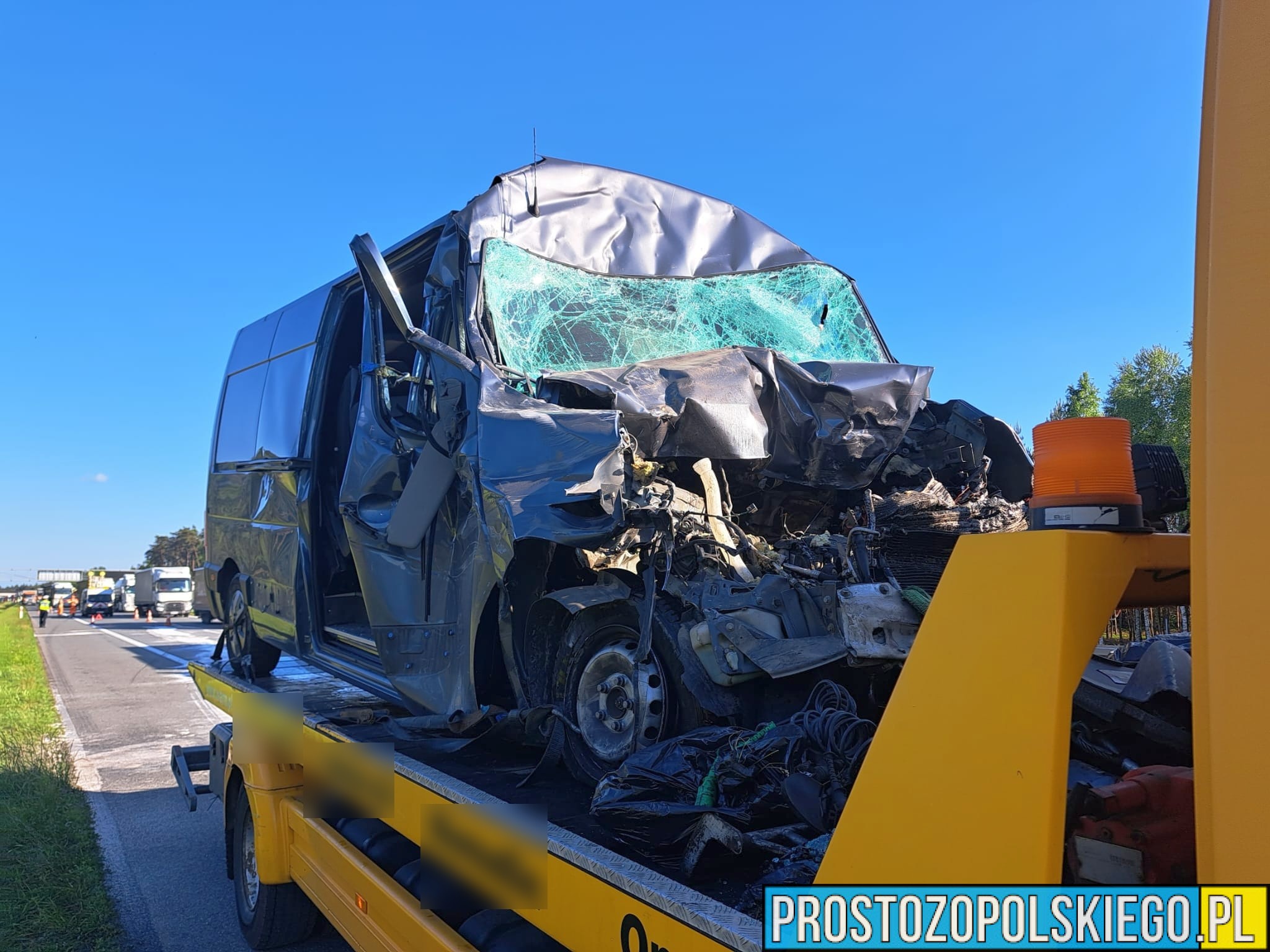 wypadek na autostradzie, poważny wypadek na a4, wypadek z cysterną, zderzenie busa z cysterną, 3 osoby poszkodowane w wypadku,